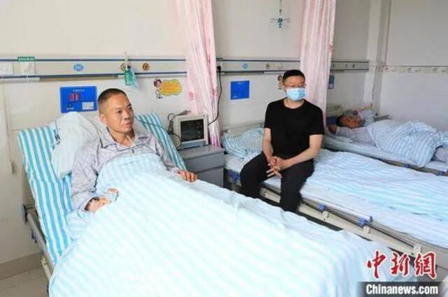 5月23日，甘肃白银山地马拉松越野赛受伤人员在景泰县人民医院接受治疗。图/中新网
