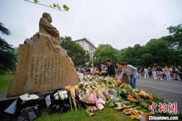 图为西南大学袁隆平塑像前，人们献花哀思。何蓬磊摄