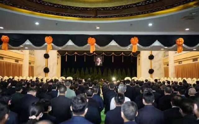 24日10时，袁隆平同志遗体送别仪式在长沙明阳山殡仪馆举行