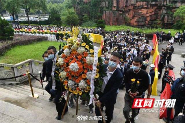 先生千古！湖南长沙数万民众排长队送别袁隆平