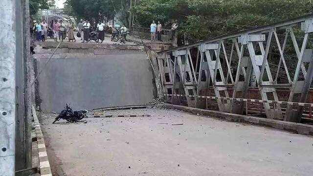 缅甸克钦邦瓦贡大桥被炸断