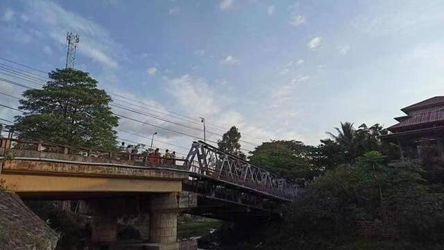 缅甸克钦邦瓦贡大桥被炸断