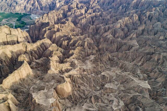 （此次甘肃白银景泰县黄河石林越野赛地貌图源：视觉中国）