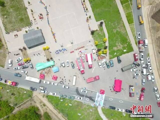 5月23日，甘肃白银市景泰县黄河石林景区内的救援车辆。（无人机照片）中新社记者高展摄
