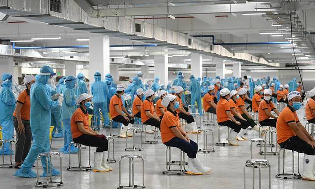 越南关闭4个工业园区，对工人进行集中检测。图自越南媒体