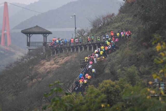 2020年11月15日，第四届西塞山越野赛在浙江湖州举行。新华社记者黄宗治摄