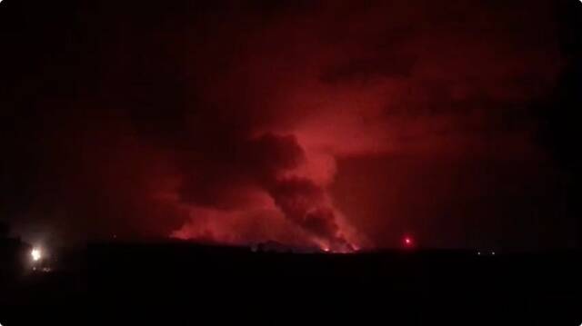 这张视频截图显示的是，5月22日晚，刚果（金）东北部北基伍省戈马市的天空被映红。（新华社发）