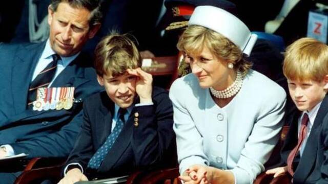《广角镜》播出时，威廉王子（左二）与哈里王子（右一）尚未成年。图源：BBC
