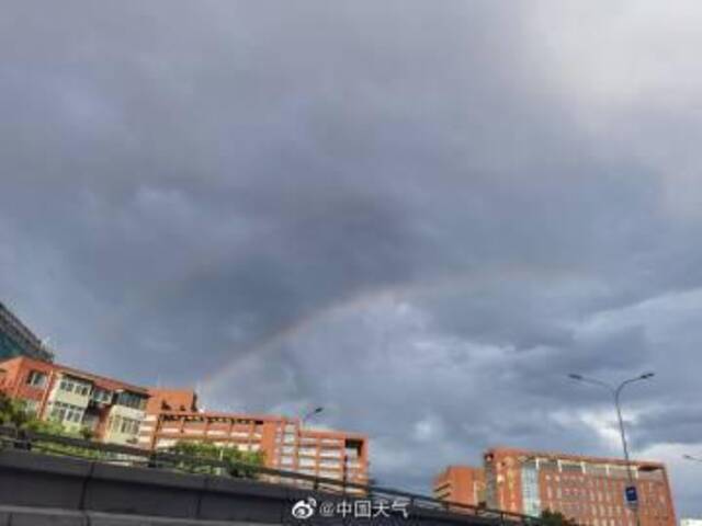 太美了！北京天空现迷人双彩虹