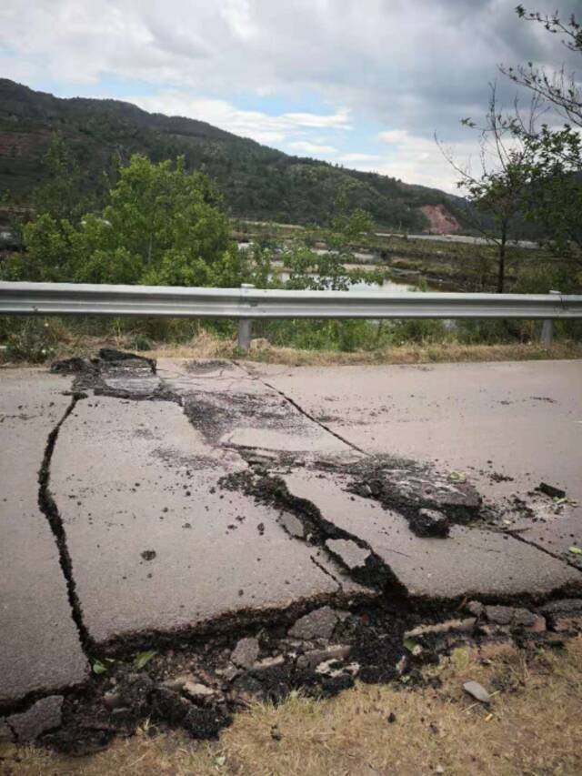 图1云南漾濞6.4级地震地表裂缝