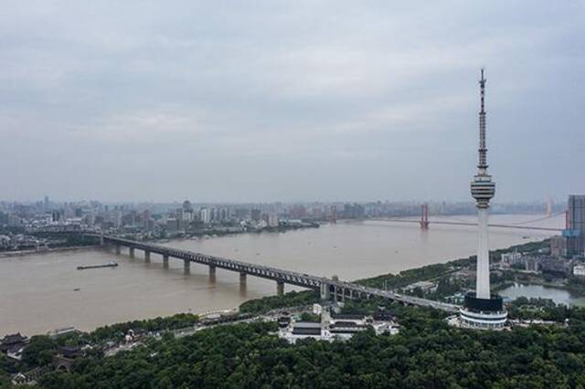 2021年5月25日，武汉，航拍下的长江武汉段，水位已经明显上涨至一级亲水平台，江滩堤岸部分已经没入江水之中。人民视觉图