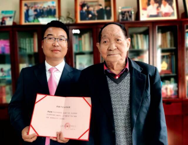 ·2020年，李建武获得第十一届“袁隆平农业科技奖”后与袁隆平合影。