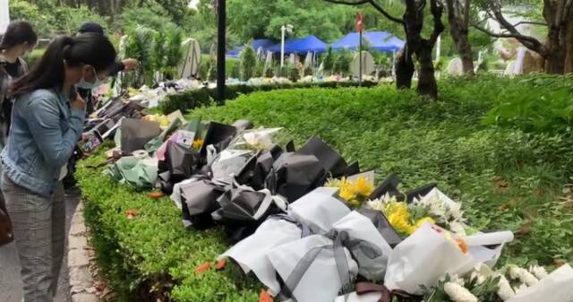5月26日，龙华殡仪馆，鲜花被放置在告别大厅外的市民献花处，占满了花坛的一角。本文图片均为澎湃新闻记者陈斯斯图