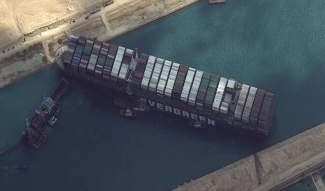 ▲当地时间2021年3月26日，埃及苏伊士运河，货轮搁浅，救援工作进行中。/IC Photo
