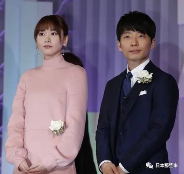 星野源宣布婚讯后首露面 记者提问时露出幸福微笑