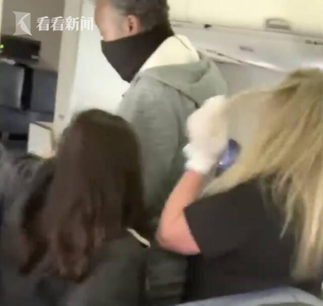 美国女乘客坐飞机不系安全带 打掉空姐两颗牙