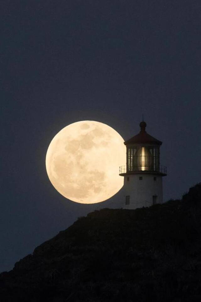 ▲当地时间2021年5月26日，夏威夷檀香山，超级月亮高挂天空。