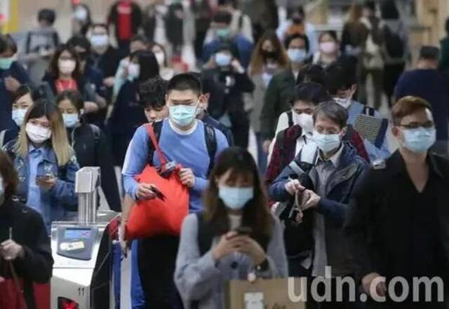 戴口罩的台湾民众（图源：联合新闻网）