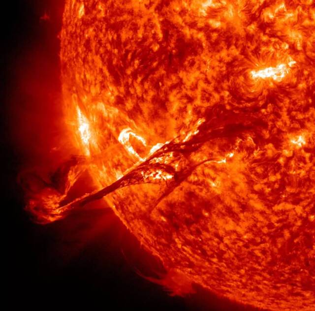 太阳黑子AR2824在5月22日释放了一系列快速发射的太阳耀斑