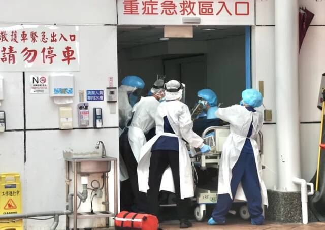 台大医院27日上午仍有重症病人送进急诊，医护紧急抢救图源：联合新闻网