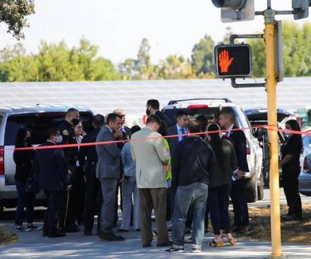 5月26日，在美国加利福尼亚州圣何塞，调查人员聚集在枪击事件现场附近。新华社发
