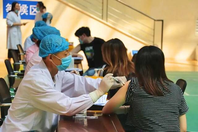 沈阳建筑大学师生积极接种新冠疫苗抗击疫情