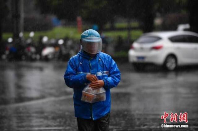 外卖小哥冒雨送餐。中新社记者刘冉阳摄（资料图）