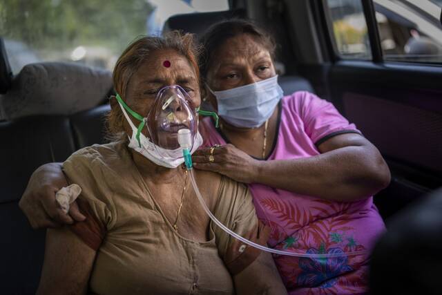 印度新冠患者在车内吸氧