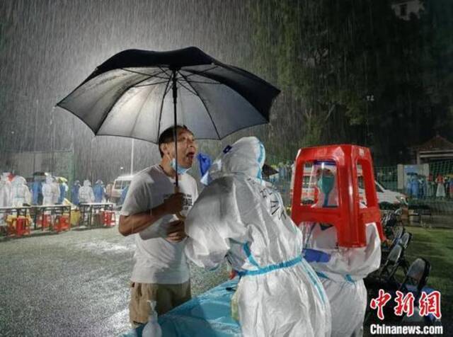26日凌晨，广州市红十字会医院采样团队在荔湾区雨中采样广州市红十字会医院供图