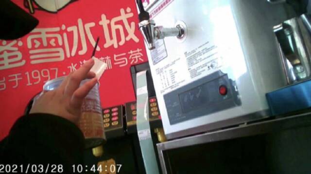 郑州永安街店店员更改开封燕麦罐头日期标签。/中国质量新闻网