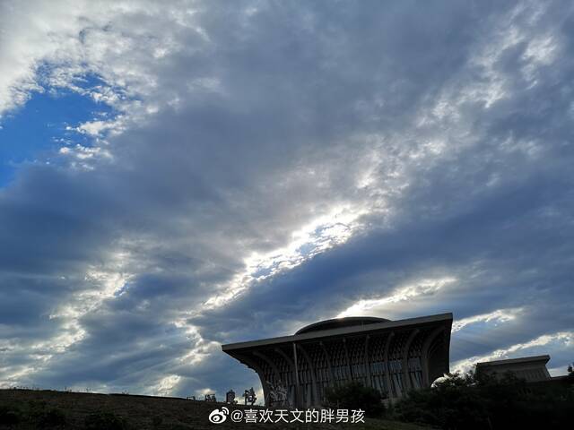 北京天空现绝美云隙光