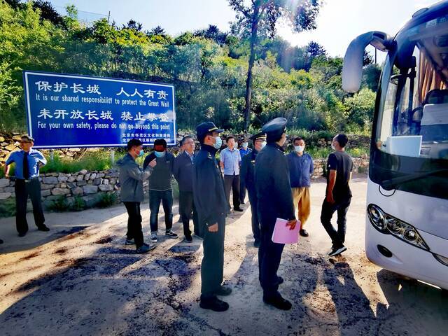 非法运营载客攀爬野长城 一旅游大巴面临3万到10万元处罚