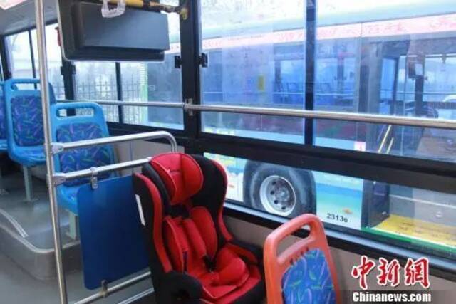 图为公交车上的儿童安全座椅。田雯摄