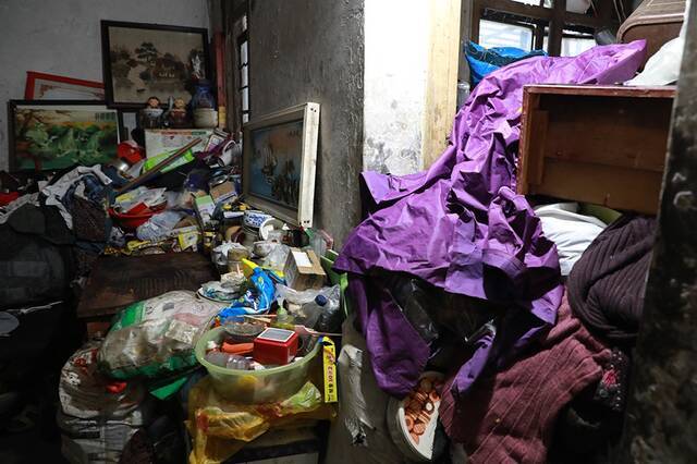 执行前的董阿姨堆满垃圾的房屋本文图片均由上海宝山法院提供