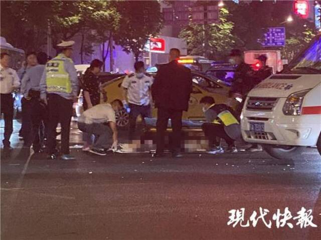 南京新街口深夜多车相撞 现场有人受伤倒地