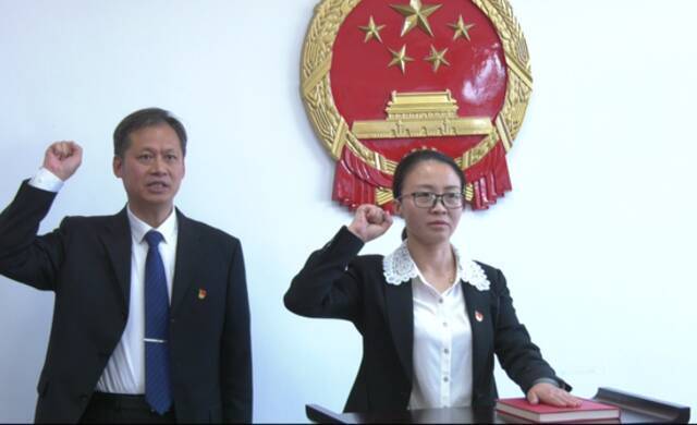薛宏霞、丁宗珍作任前供职表态发言，并在会上依法进行了宪法宣誓。“赤城融媒”微信公号图