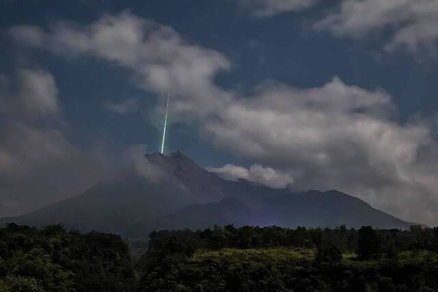 网友拍到流星“坠入”印尼默拉皮火山的画面