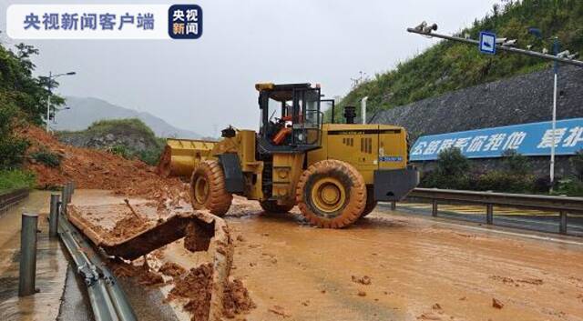 福建暴雨造成多处塌方 2131辆道路运输车开展应急保障