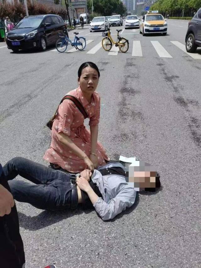 朋友拍下黄丽跪地救治伤员的场景。图由武汉大学人民医院提供