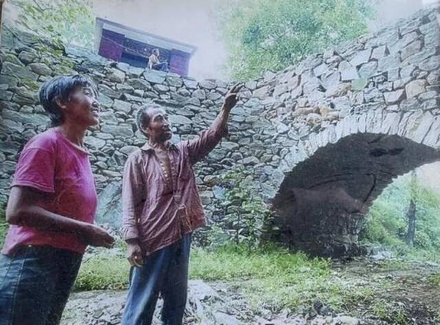 山村神仙爱情：丈夫5年间背2万多块石头为妻子造桥