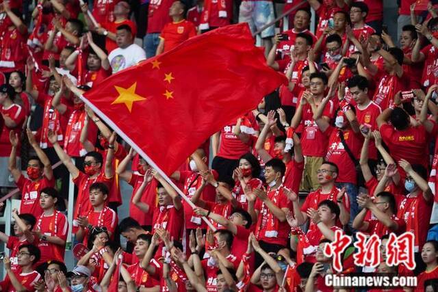 现场球迷为国足助威。图片来源：视觉中国