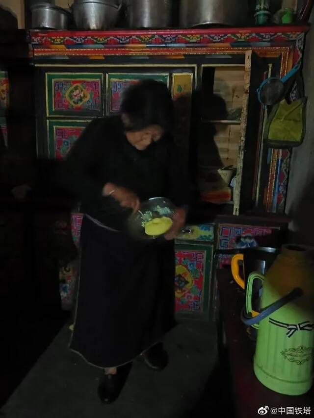 维护基站遇塌方被西藏老奶奶收留 一番话感动网友
