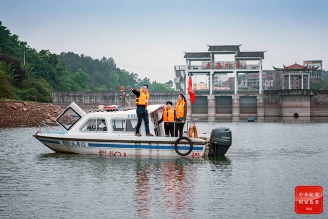 镜头  靠前监督解难题暖民心