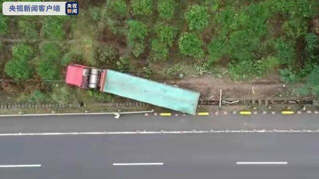 货车司机开车接电话撞死路边3人 四川通报交通事故典型案例