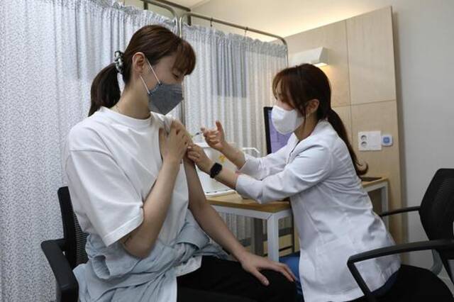 韩国民众接种新冠疫苗（资料图）