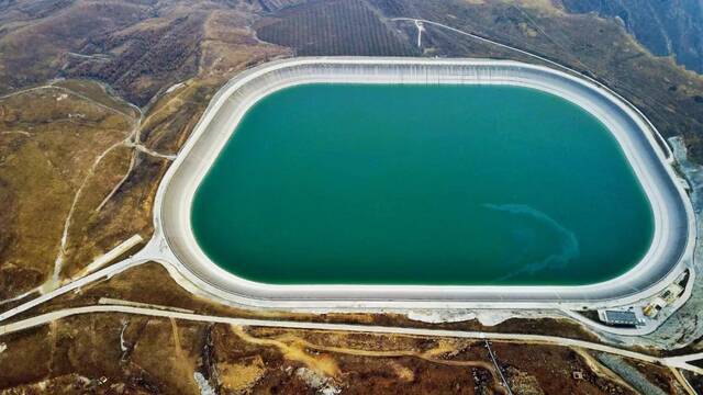 2020年10月，内蒙古呼和浩特市的蓄能式水电站水库。图/视觉中国