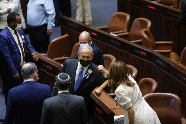 ↑4月6日，以色列利库德集团领导人、现任总理内塔尼亚胡（中）出席在耶路撒冷举行的第24届议会议员宣誓就职仪式。图据新华社