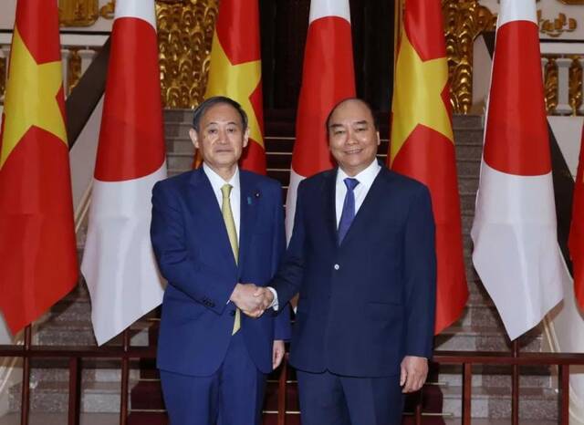 2020年10月19日，在越南首都河内，越南时任总理阮春福（右）会见到访的日本首相菅义伟