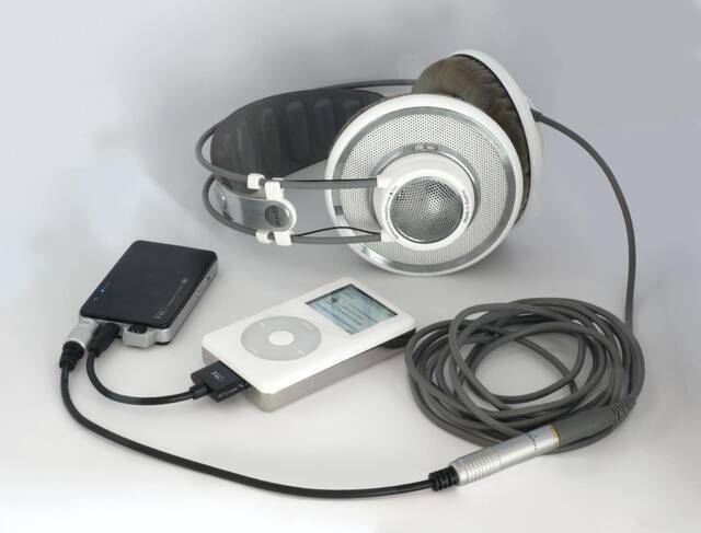 早期音乐发烧友会在 iPod上外接一个音频放大器，驱动那些高阻抗的 Hi-Fi耳机。｜Unsplash