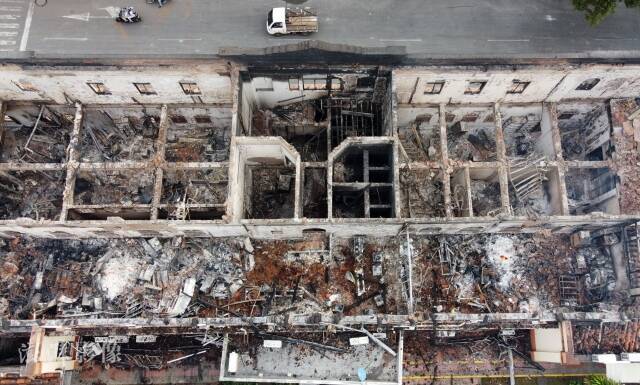 26日，哥西南部城市图卢阿市司法大楼“正义宫”遭焚（图自澎湃影像）